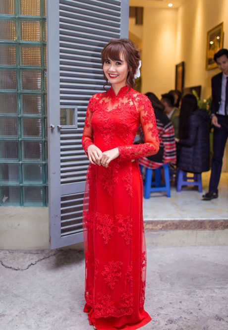 Áo dài đỏ ngày ăn hỏi khiến người ta phải nhớ mãi của sao Việt - Ảnh 14 Ao dai do ngay an hoi khien nguoi ta phai nho mai cua sao Viet - Anh 14