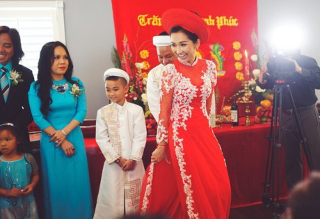 Áo dài đỏ ngày ăn hỏi khiến người ta phải nhớ mãi của sao Việt - Ảnh 16 Ao dai do ngay an hoi khien nguoi ta phai nho mai cua sao Viet - Anh 16