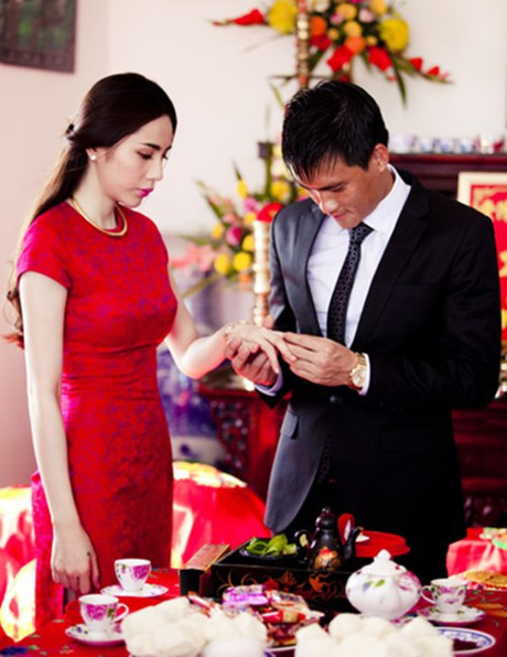 Áo dài đỏ ngày ăn hỏi khiến người ta phải nhớ mãi của sao Việt - Ảnh 6 Ao dai do ngay an hoi khien nguoi ta phai nho mai cua sao Viet - Anh 6