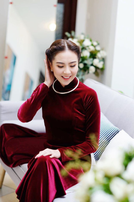 Áo dài đỏ ngày ăn hỏi khiến người ta phải nhớ mãi của sao Việt - Ảnh 1 Ao dai do ngay an hoi khien nguoi ta phai nho mai cua sao Viet - Anh 1