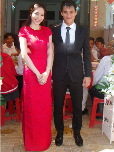 Áo dài đỏ ngày ăn hỏi khiến người ta phải nhớ mãi của sao Việt - Ảnh 5 Ao dai do ngay an hoi khien nguoi ta phai nho mai cua sao Viet - Anh 5