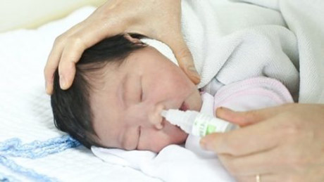 Chăm sóc trẻ bị viêm đường hô hấp thế nào cho đúng? - Ảnh 1 Cham soc tre bi viem duong ho hap the nao cho dung? - Anh 1