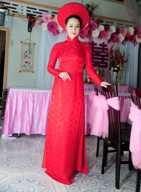 Áo dài đỏ ngày ăn hỏi khiến người ta phải nhớ mãi của sao Việt - Ảnh 13 Ao dai do ngay an hoi khien nguoi ta phai nho mai cua sao Viet - Anh 13