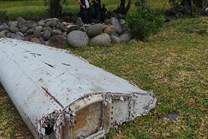 Mảnh vỡ tìm thấy gần đảo Reunion được cho là của MH370. (Ảnh: Telegraph).