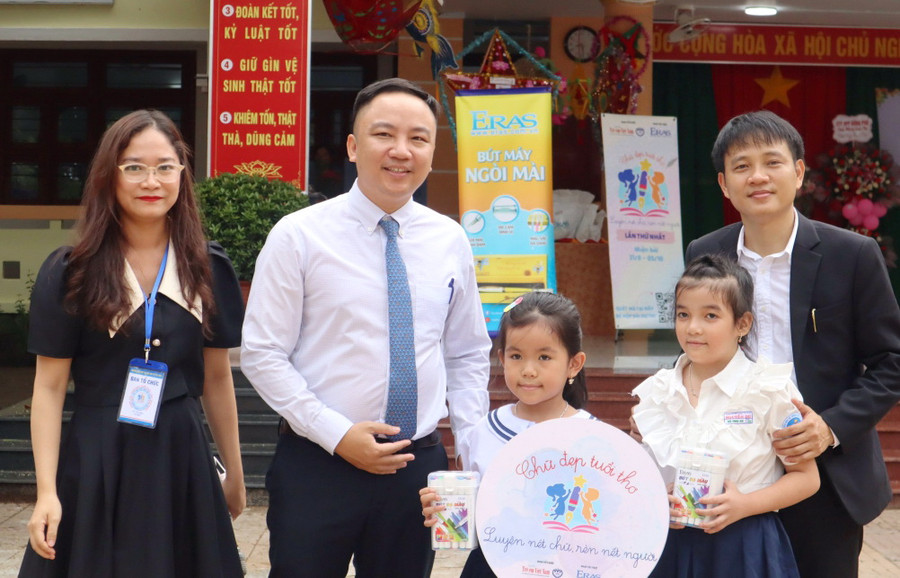 Học sinh tham gia mini game nhận quà trong Ngày hội. Học sinh tham gia mini game nhận quà trong Ngày hội.