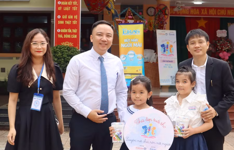 Học sinh tham gia mini game nhận quà trong Ngày hội.