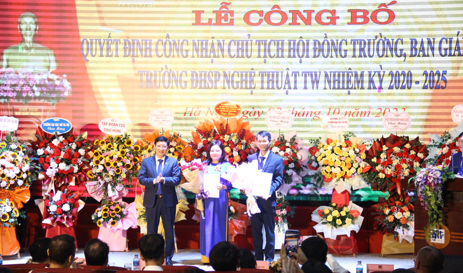 PGS.TS Đào Đăng Phượng trao quyết định đối với PGS.TS Lê Vinh Hưng và ThS Trần Thị Thanh. PGS.TS Đào Đăng Phượng trao quyết định đối với PGS.TS Lê Vinh Hưng và ThS Trần Thị Thanh.