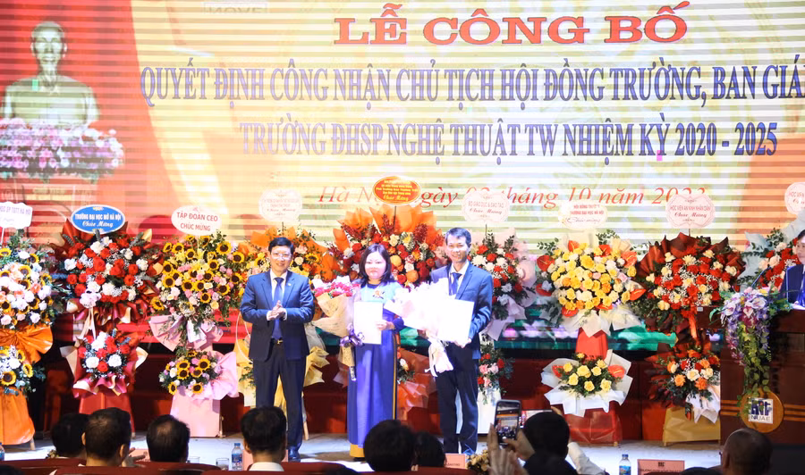 PGS.TS Đào Đăng Phượng trao quyết định đối với PGS.TS Lê Vinh Hưng và ThS Trần Thị Thanh.