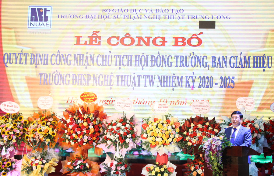 PGS.TS Đào Đăng Phượng phát biểu nhận nhiệm vụ mới. PGS.TS Đào Đăng Phượng phát biểu nhận nhiệm vụ mới.
