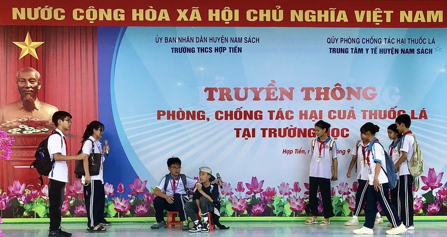 Học sinh Trường THCS Hợp Tiến (Nam Sách, Hải Dương) thể hiện tiểu phẩm với chủ đề phòng, chống tác hại của thuốc lá.