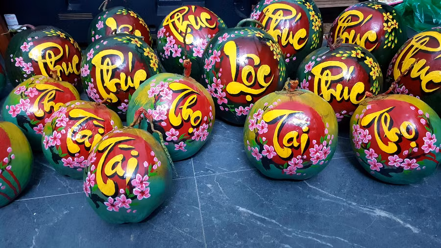 Chữ thư pháp Phúc, Lộc, Thọ được cô Trang viết và trang trí trên quả dừa, dưa hấu.