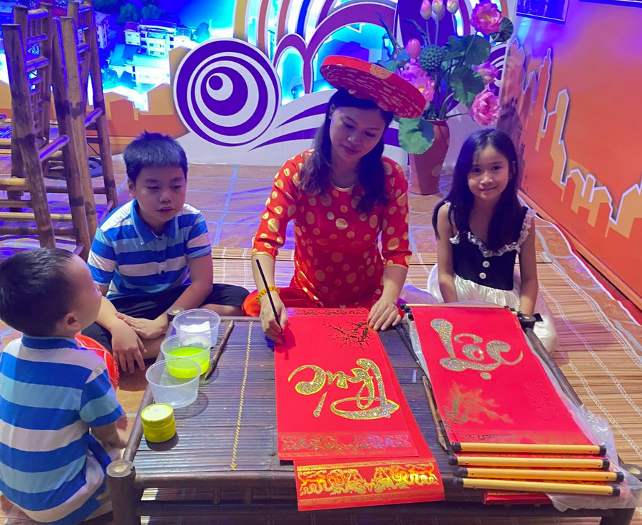 Cô giáo Ngô Thu Trang mong muốn qua viết chữ giáo dục truyền thống cho các em học sinh.