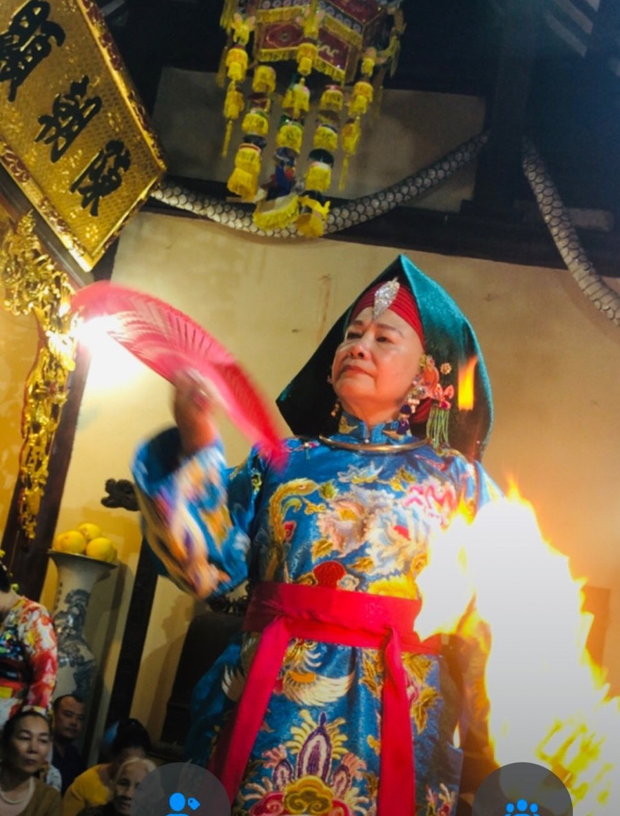 Nghệ nhân ưu tú Nguyễn Thị Kim Loan thực hành nghi lễ.