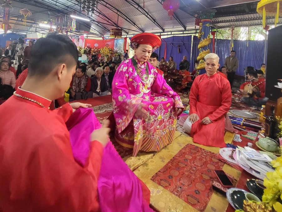 Nghệ nhân ưu tú về tín ngưỡng thờ Mẫu - bà Nguyễn Thị Kim Loan chuẩn bị cho nghi thức hầu đồng.