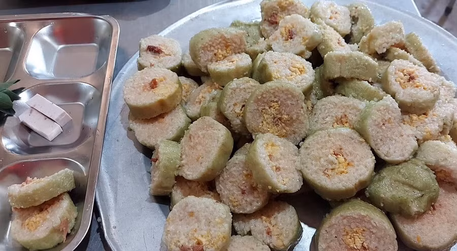 Bánh chưng và giò cho bữa cơm tất niên của học trò H'mong Trường PTDT bán trú TH&amp;THCS Xà Hồ.