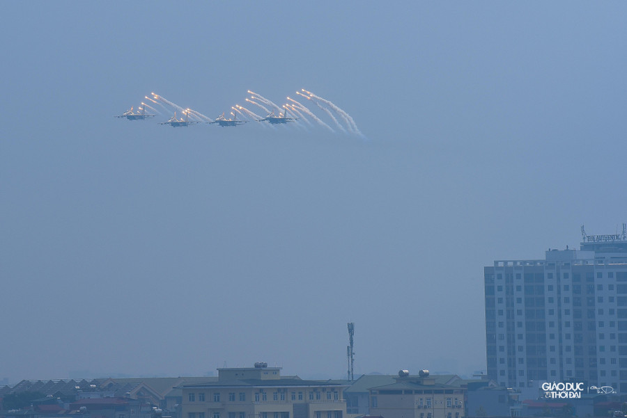 Đội hình 4 chiếc Su-30MK2 thực hiện màn thả bẫy mồi nhiệt trên bầu trời Hà Nội. Đội hình 4 chiếc Su-30MK2 thực hiện màn thả bẫy mồi nhiệt trên bầu trời Hà Nội.