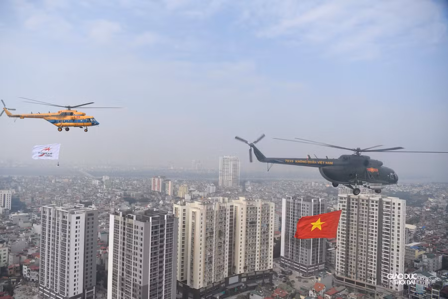 Hoạt động luyện tập của các máy bay quân sự hiện đại đã thu hút được sự chú ý của người dân thủ đô.