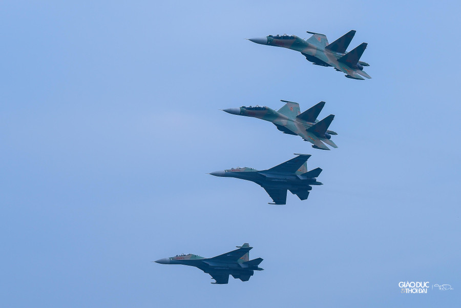 Su30mk2 được mệnh danh là 'hổ mang chúa', mô phỏng theo động tác bay đặc biệt Cobra của họ máy bay chiến đấu Su-27. Su30mk2 được mệnh danh là 'hổ mang chúa', mô phỏng theo động tác bay đặc biệt Cobra của họ máy bay chiến đấu Su-27.