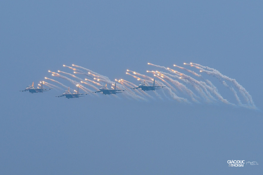 Được biết trước đó, trong tháng 11/2022, những chiếc máy bay Su-30MK2 của lực lượng Không quân liên tục tổ chức nhiều buổi bay tập trên bầu trời Thủ đô Hà Nội. Được biết trước đó, trong tháng 11/2022, những chiếc máy bay Su-30MK2 của lực lượng Không quân liên tục tổ chức nhiều buổi bay tập trên bầu trời Thủ đô Hà Nội.