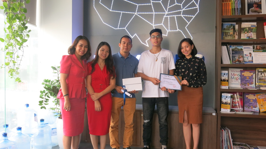 Học sinh Lê Minh Chí và gia đình tại buổi trao học bổng