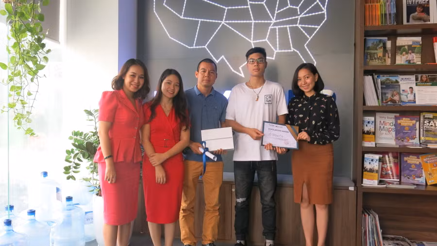 Học sinh Lê Minh Chí và gia đình tại buổi trao học bổng