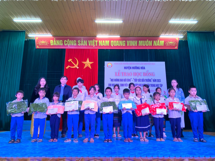 Ông Nguyễn Tăng, Bí thư Huyện ủy Hướng Hóa và bà Dương Thị Hải Yến, Chủ tịch Hội khuyến học tỉnh trao học bổng đến học sinh. Ông Nguyễn Tăng, Bí thư Huyện ủy Hướng Hóa và bà Dương Thị Hải Yến, Chủ tịch Hội khuyến học tỉnh trao học bổng đến học sinh.