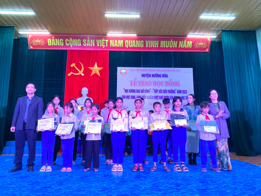 Ông Trần Bình Thuận, Chủ tịch UBND huyện và bà Nguyễn Thị Lộc, Chủ tịch Hội khuyến học huyện Hướng Hóa trao học bổng. Ông Trần Bình Thuận, Chủ tịch UBND huyện và bà Nguyễn Thị Lộc, Chủ tịch Hội khuyến học huyện Hướng Hóa trao học bổng.