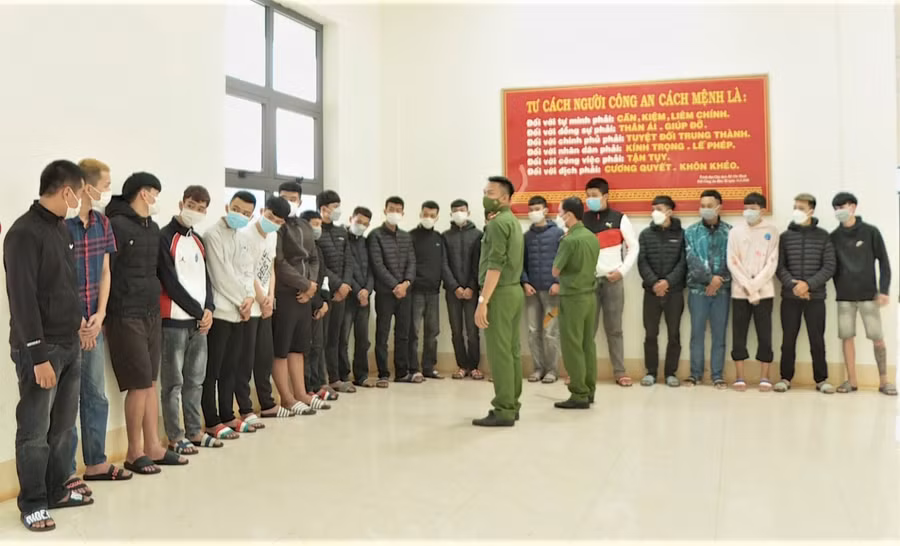 Nhóm học sinh hẹn nhau giải quyết mâu thuẫn bằng "hung khí" tại cơ quan Công an.