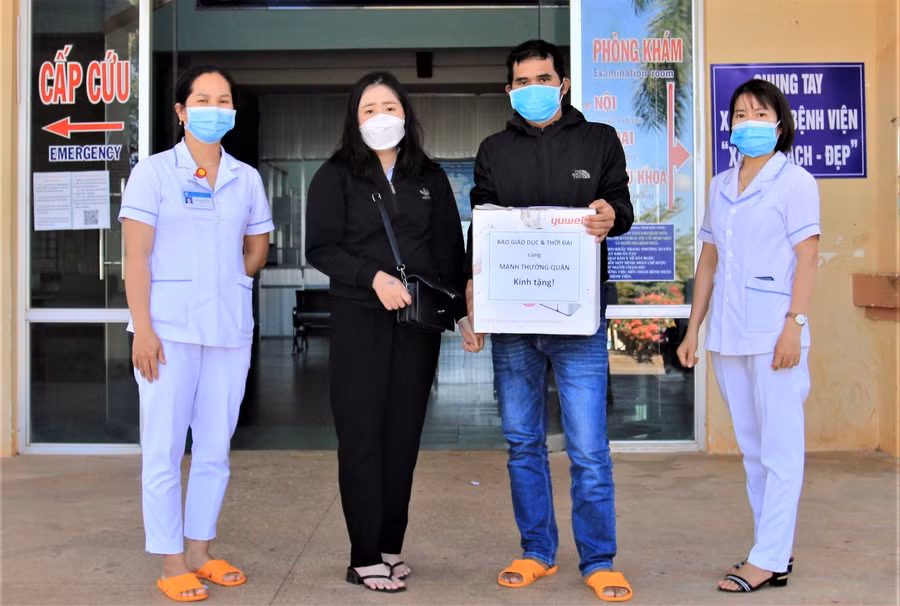 Chị Phan Thị Ngân đại diện CLB nhân ái Đắk Lắk trao hỗ trợ cho gia đình Điểu Khôi.