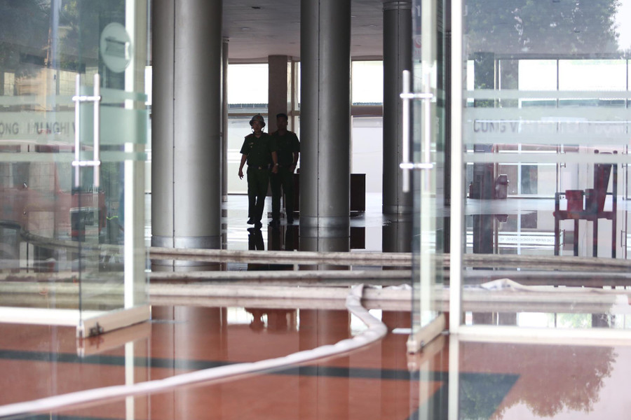 Các chiến sĩ PCCC triển khai công tác khoanh vùng, khống chế và dập tắt đám cháy. Đến 7h30, đám cháy được dập tắt hoàn toàn. Các chiến sĩ PCCC triển khai công tác khoanh vùng, khống chế và dập tắt đám cháy. Đến 7h30, đám cháy được dập tắt hoàn toàn.