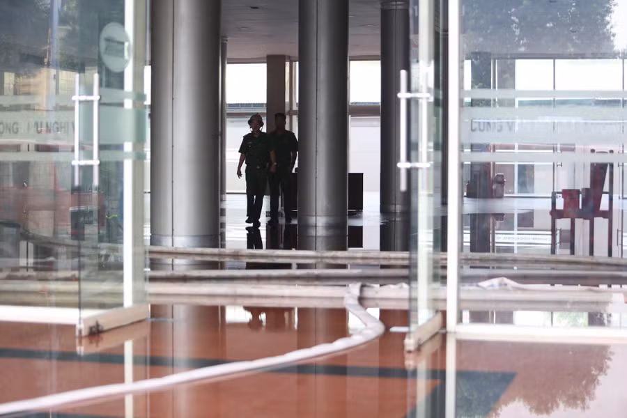 Các chiến sĩ PCCC triển khai công tác khoanh vùng, khống chế và dập tắt đám cháy. Đến 7h30, đám cháy được dập tắt hoàn toàn.