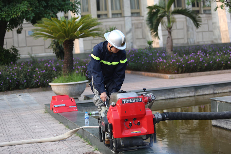 Ngay nhận được tin cháy, 30 chiến sĩ PCCC cùng 6 xe cứu hỏa đã có mặt tại hiện trường. Ngay nhận được tin cháy, 30 chiến sĩ PCCC cùng 6 xe cứu hỏa đã có mặt tại hiện trường.