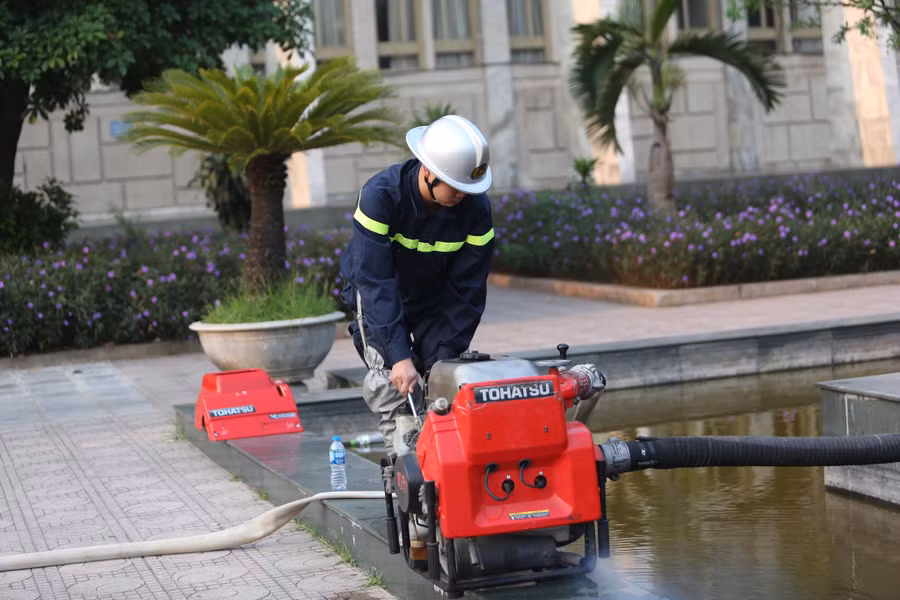 Ngay nhận được tin cháy, 30 chiến sĩ PCCC cùng 6 xe cứu hỏa đã có mặt tại hiện trường.