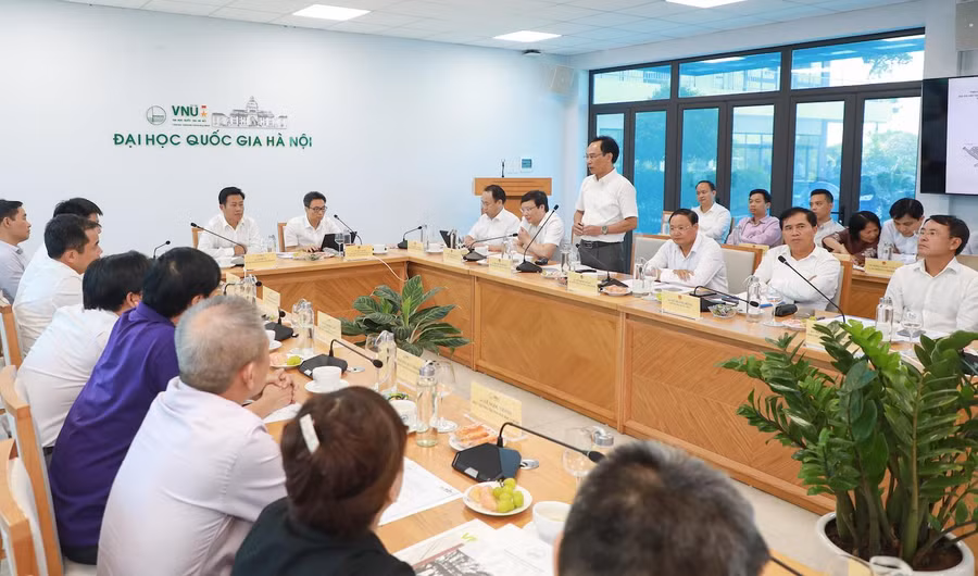 Thứ trưởng Bộ GD&amp;ĐT Hoàng Minh Sơn phát biểu ý kiến tại buổi làm việc.