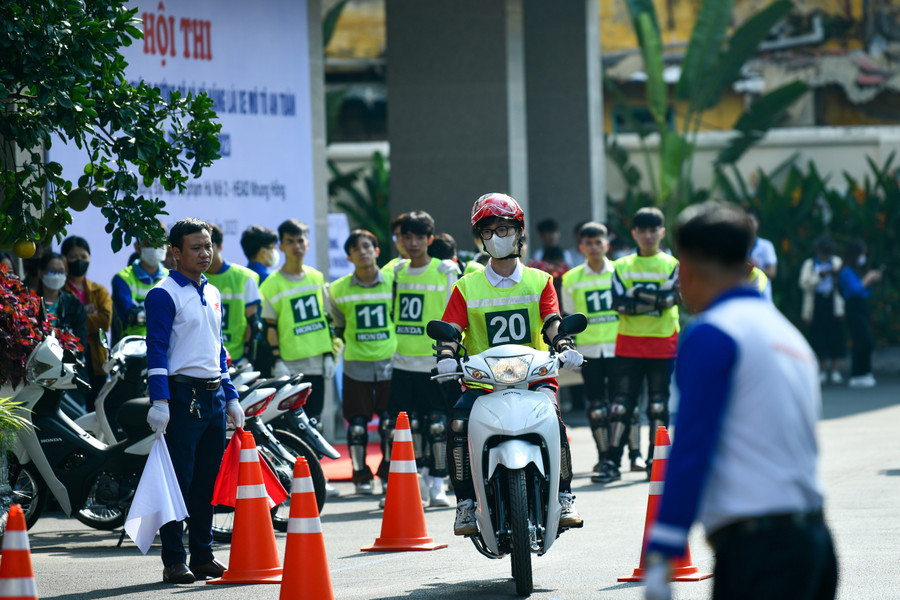 Trước đó 5 đội thi đã hoàn thành phần thi thực hành lái xe mô tô an toàn. Trước đó 5 đội thi đã hoàn thành phần thi thực hành lái xe mô tô an toàn.