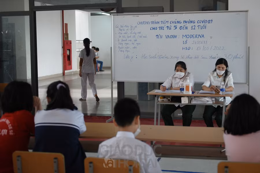 Sau khi tiêm, các em sẽ di chuyển ra phòng theo dõi sau tiêm.