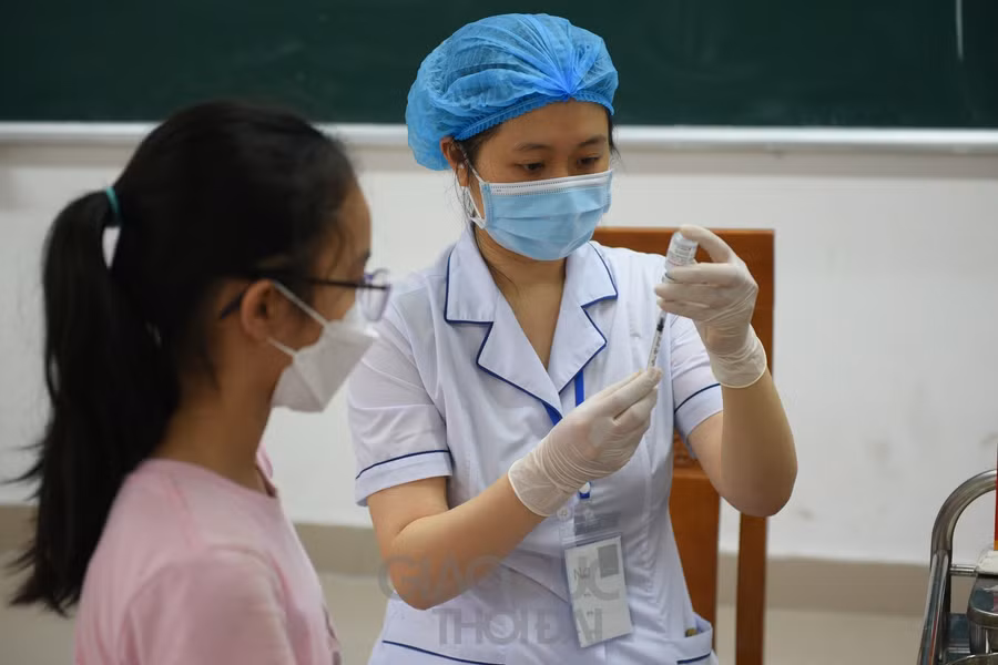 Trước khi tiêm, các em sẽ được cán bộ y tế cho kiểm tra lại 1 lần nữa tên vắc xin, hạn sử dụng được in trên vỏ...