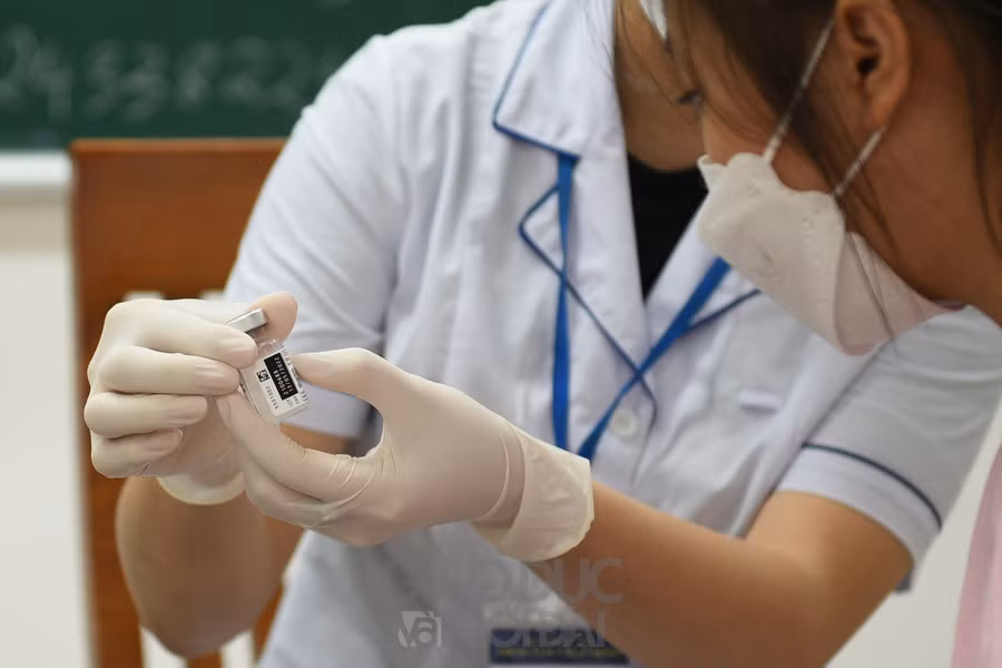 Tổng số học sinh đủ điều kiện tiêm trong chiều ngày hôm nay là 96 học sinh. Vắc xin được tiêm là Moderna.