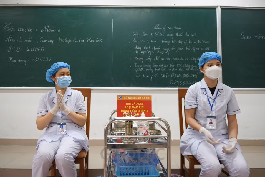 Thông tin vắc xin, những lưu ý sau tiêm đều được viết trên bảng đển phụ huynh, học sinh tiện theo dõi.