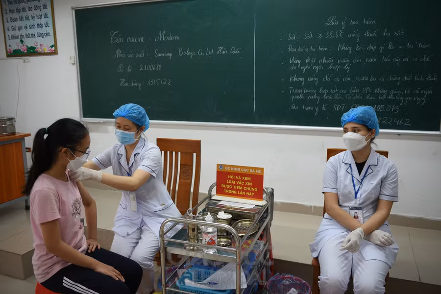 Chùm ảnh: Những học sinh dưới 12 tuổi đầu tiên ở Hà Nội được tiêm vắc xin Covid-19 ảnh 9