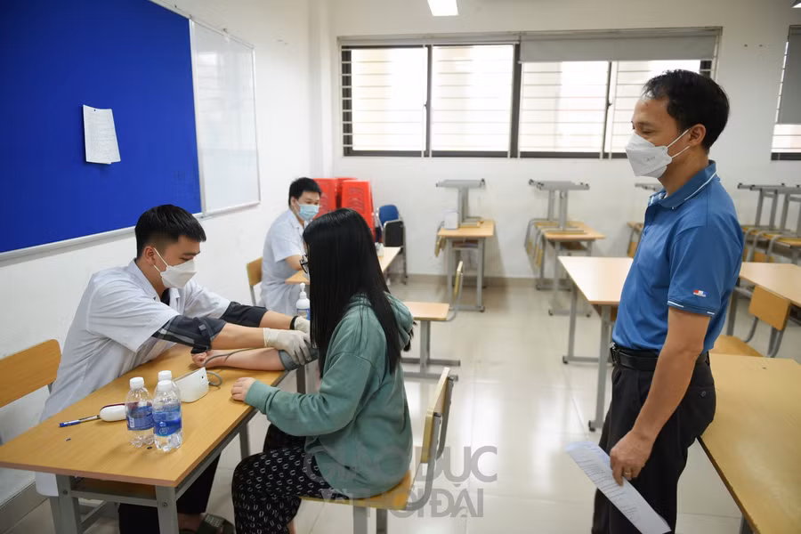 Chùm ảnh: Những học sinh dưới 12 tuổi đầu tiên ở Hà Nội được tiêm vắc xin Covid-19 ảnh 1