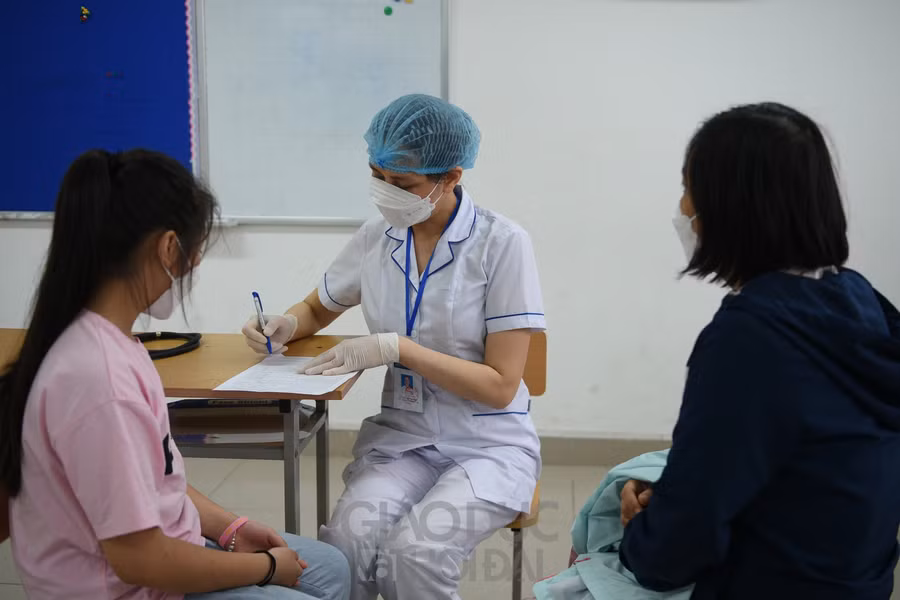 Ghi nhận tại trường THCS Lê Lợi - Hà Đông, trong chiều ngày hôm nay phụ huynh đã đưa con em mình đến để làm thủ tục tiêm vắc xin Covid-19.