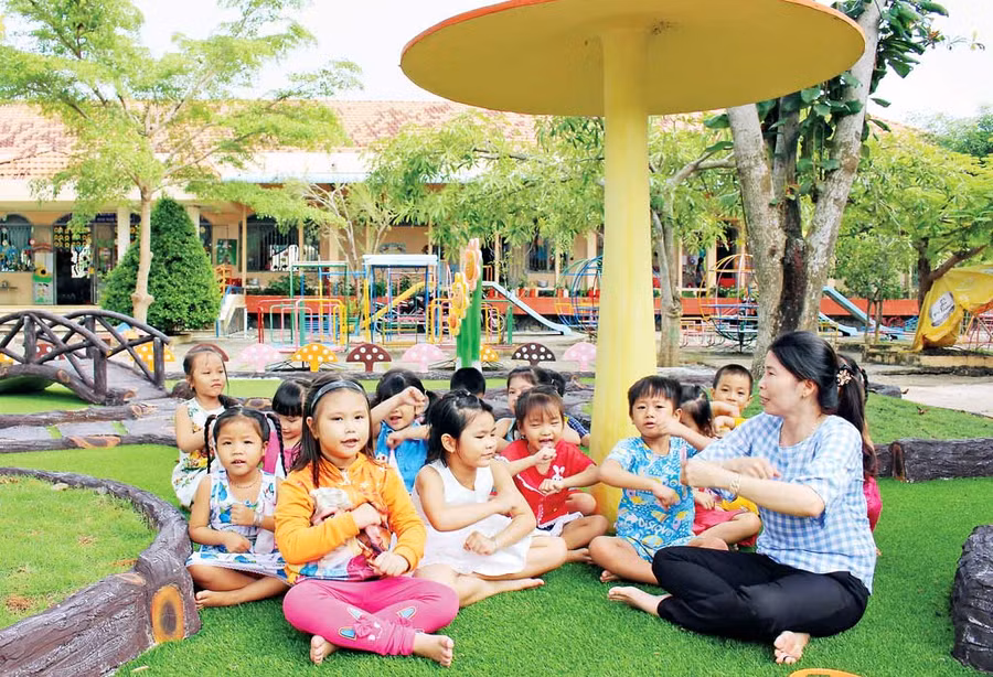 Thực hiện giáo dục “lấy trẻ làm trung tâm”, giáo viên tạo nhiều cơ hội, môi trường thuận lợi cho trẻ hoạt động. Ảnh minh họa.