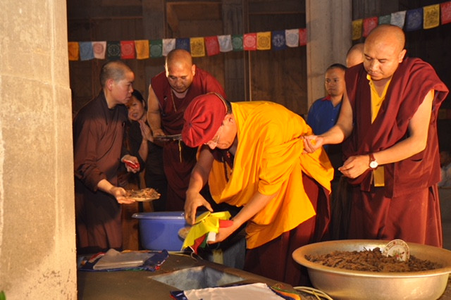 Đức Gyalwang Drukpa chọn lựa kỹ lưỡng các loại vật liệu quý dùng yểm tâm Cung điện Liên Hoa