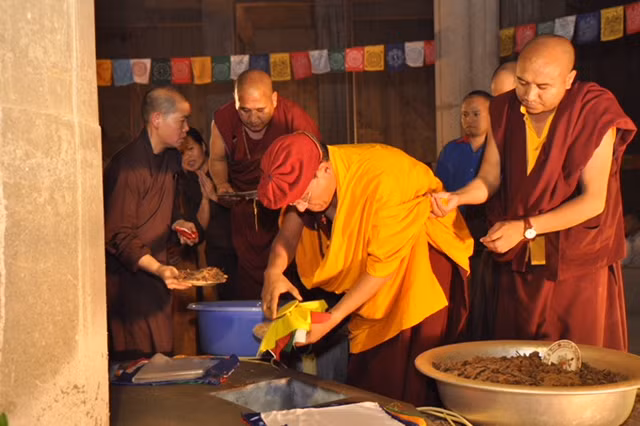 Đức Gyalwang Drukpa chọn lựa kỹ lưỡng các loại vật liệu quý dùng yểm tâm Cung điện Liên Hoa