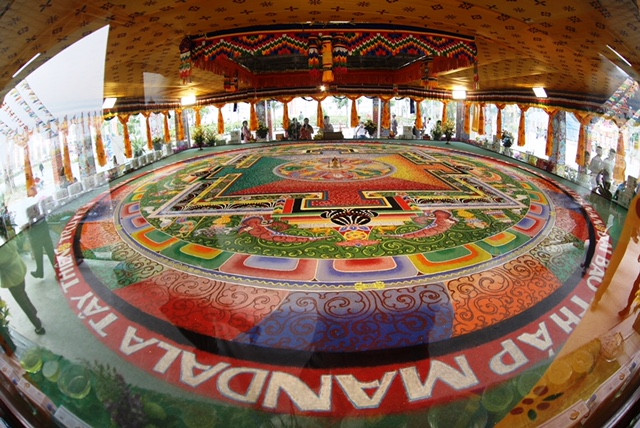 Bảo báu Mật thừa Mandala Phật Quan Âm kiến lập bằng 30 loại đá quý
