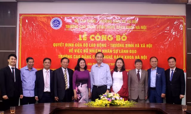 Ban lãnh đạo nhà trường ra mắt