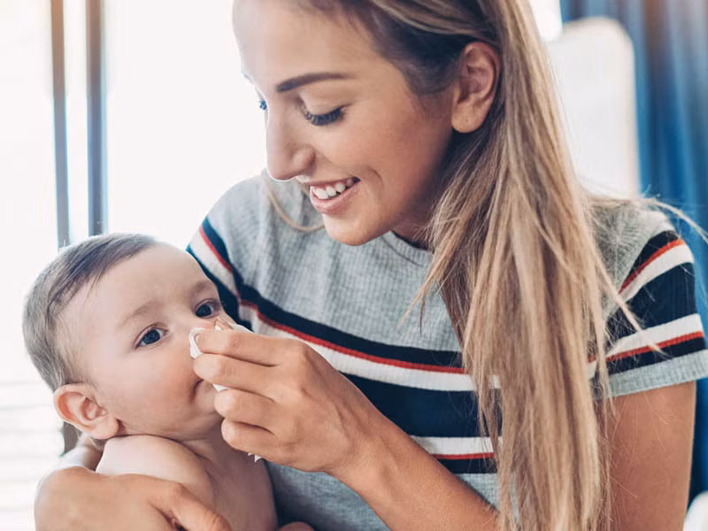 Khi trẻ bị nghẹt mũi khó thở thì sẽ khó bú mẹ hơn