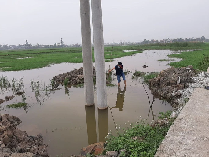 Hố chôn cột điện, nơi xảy hai cháu bé đuối nước. Ảnh: NLĐ