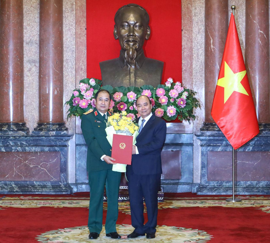 Chủ tịch nước Nguyễn Xuân Phúc trao Quyết định thăng quân hàm Thượng tướng cho ông Phùng Sĩ Tấn. Chủ tịch nước Nguyễn Xuân Phúc trao Quyết định thăng quân hàm Thượng tướng cho ông Phùng Sĩ Tấn.